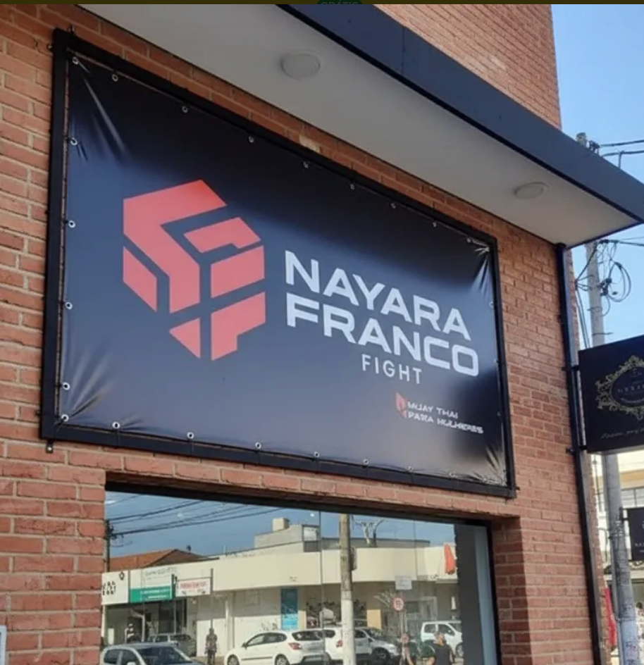 Placa de fachada instalada em loja