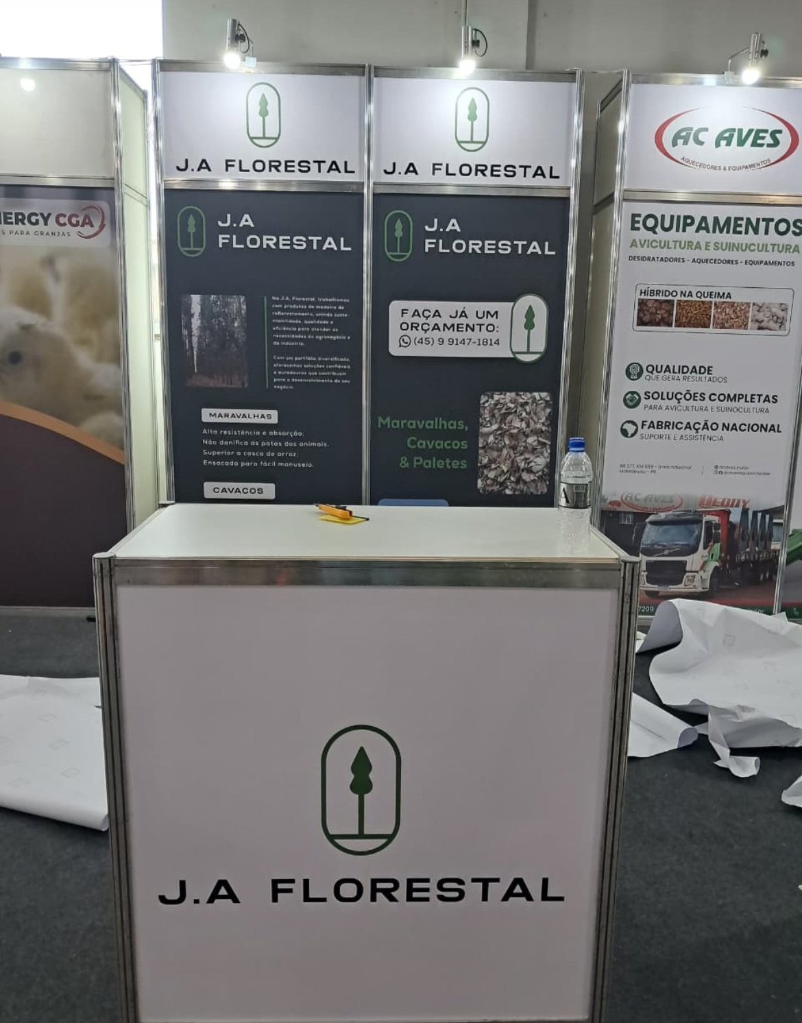 Stand de feira com painéis impressos em grande formato