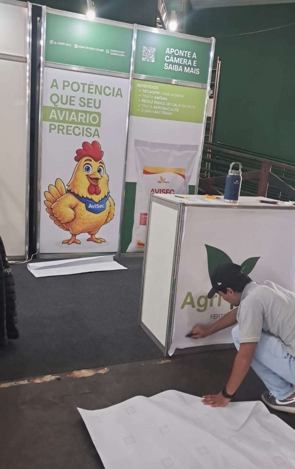 Stand com personagem ilustrado e adesivação de balcão