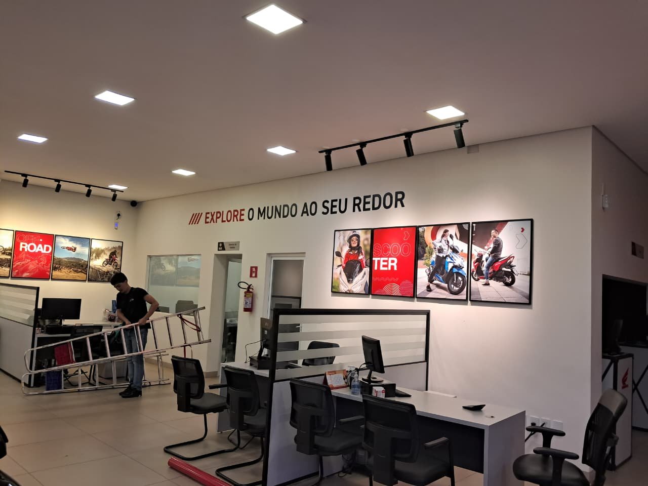 Sinalização interna de showroom com frases e quadros
