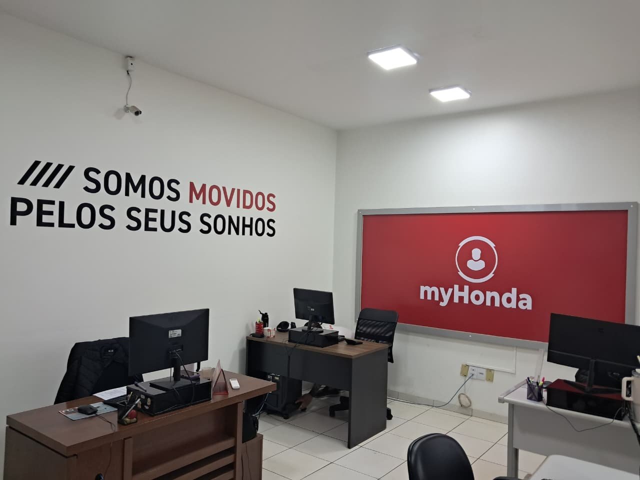 Ambiente corporativo com adesivos de parede e painel