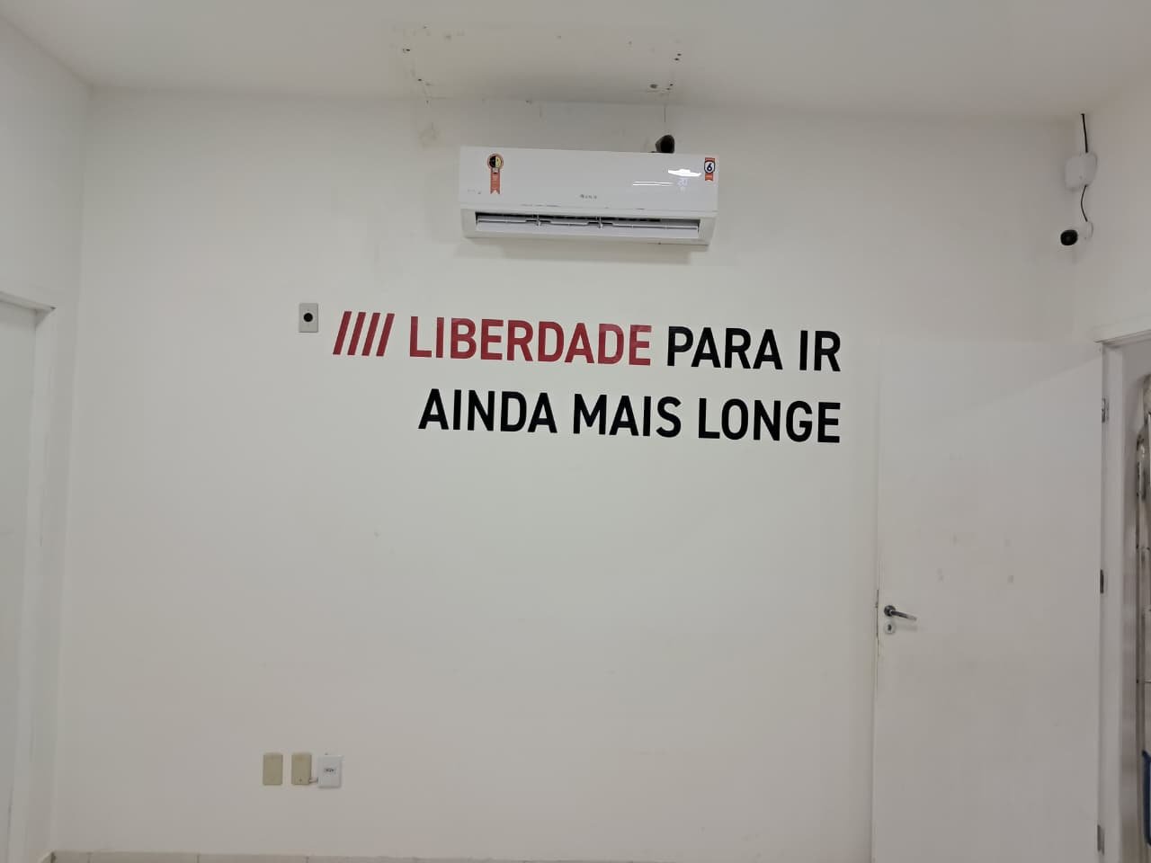 Frase recortada em adesivo aplicada em parede